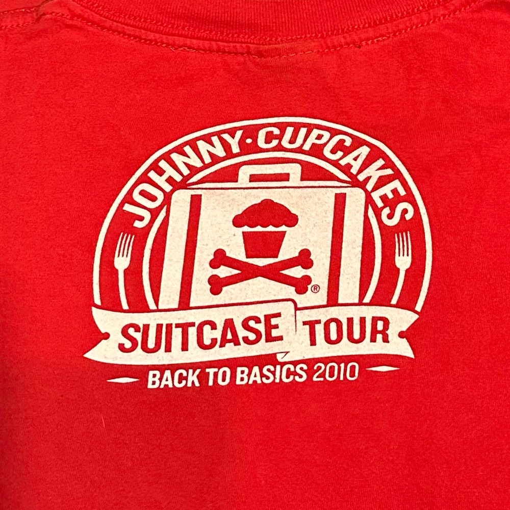 ☀️ Johnny Cupcakes Suitcase Tour 2010 T-Shirt - Picture 4 of 8